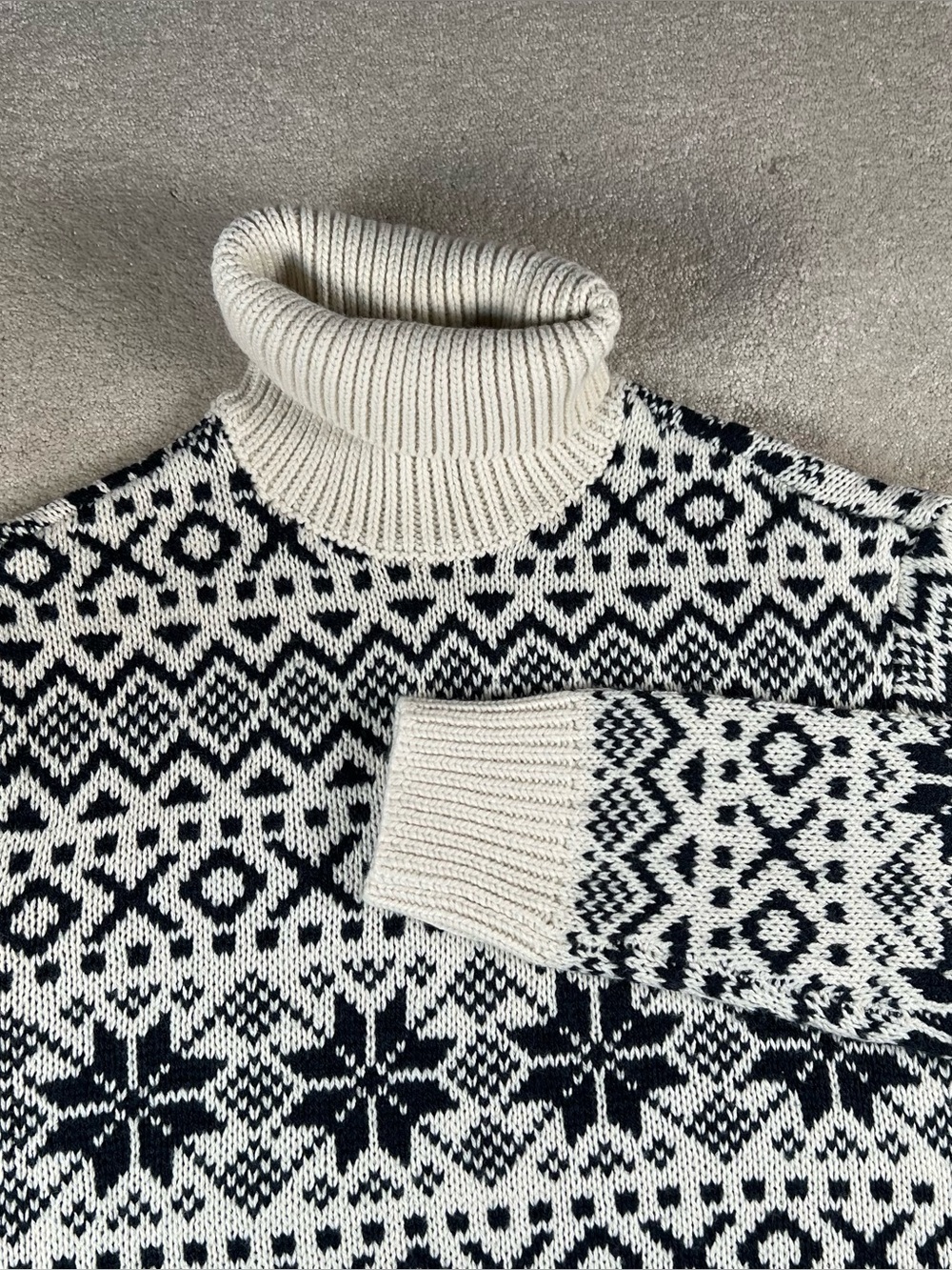H&M Sweater Turtleneck Cream Black Snowflakes Winter Casual Women's Small